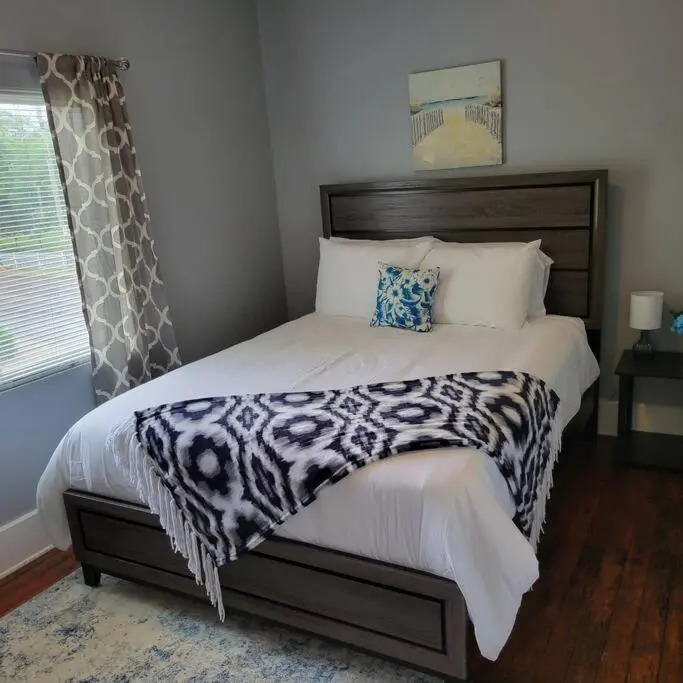 Chic City Getaway-2 bdrm twnhome, Minutes From Downtown