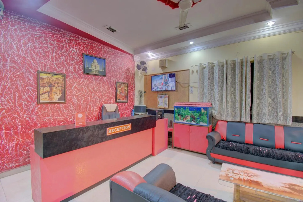 OYO 19830 Hotel Lucky Star
