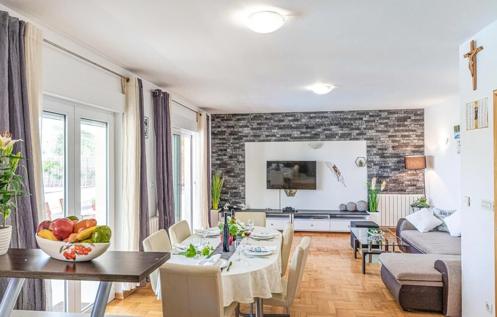 Awesome Home in Kastel Novi with WiFi, 4 Bedrooms & Hot Tub