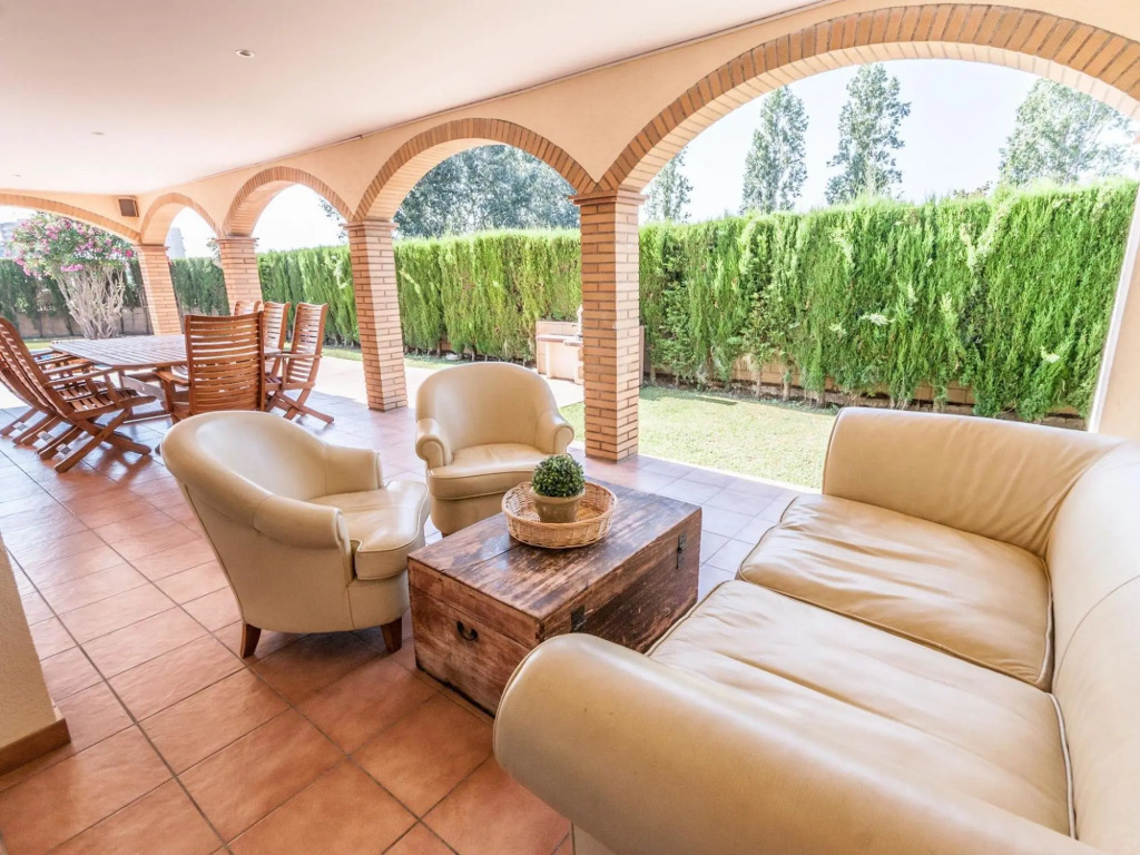 Fantastic holiday home for 14 persons in Sant Pere Pescador with private pool