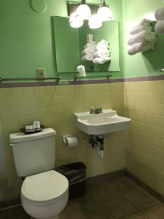 Seven Seas Inn & Suites