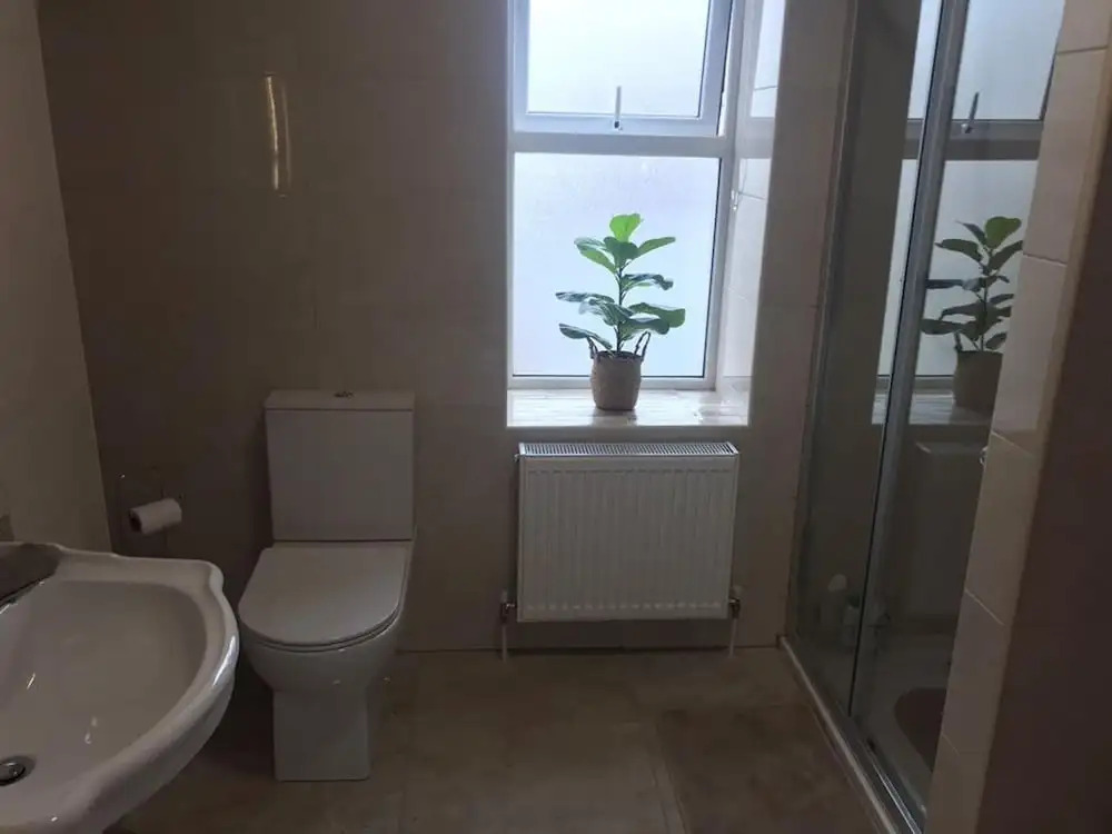 5 Guests - Helens House Derry City Centre - 3 Bed