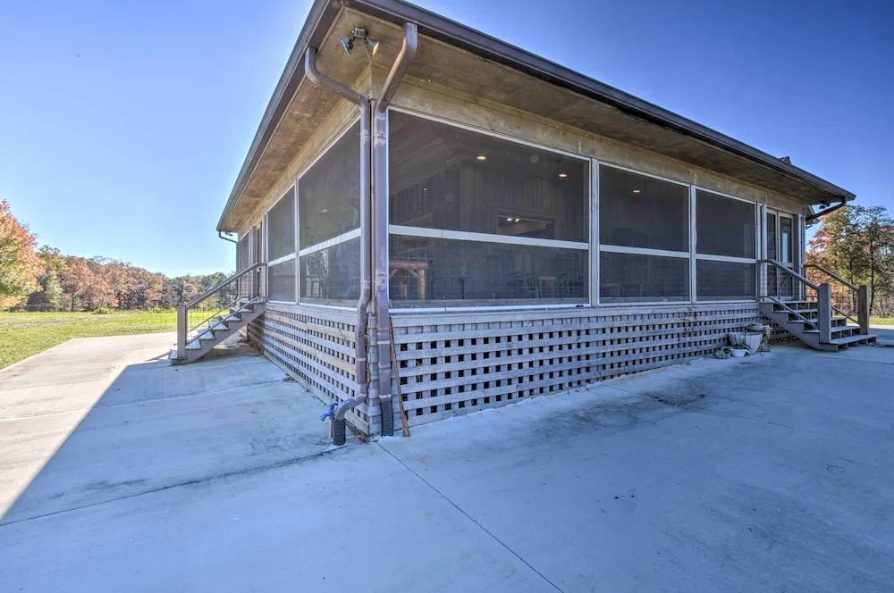 Clarkesville Ranch Cabin w/ Screened-in Porch!