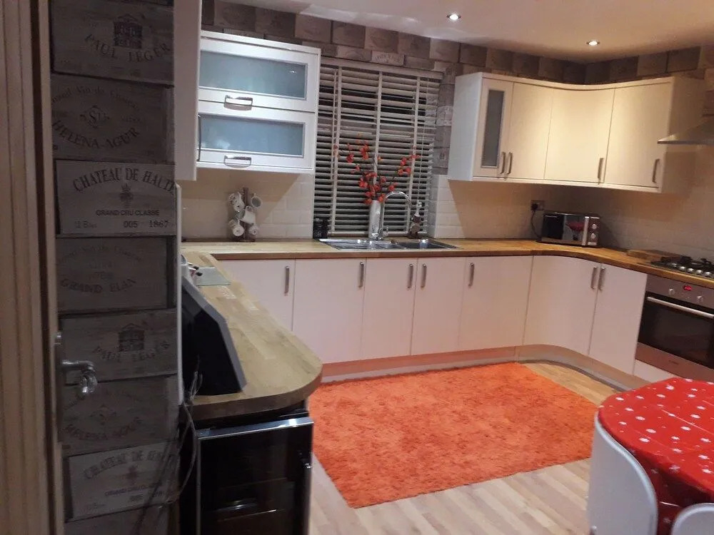 THE NEW Accommodation FREE complimentary breakfast and parking