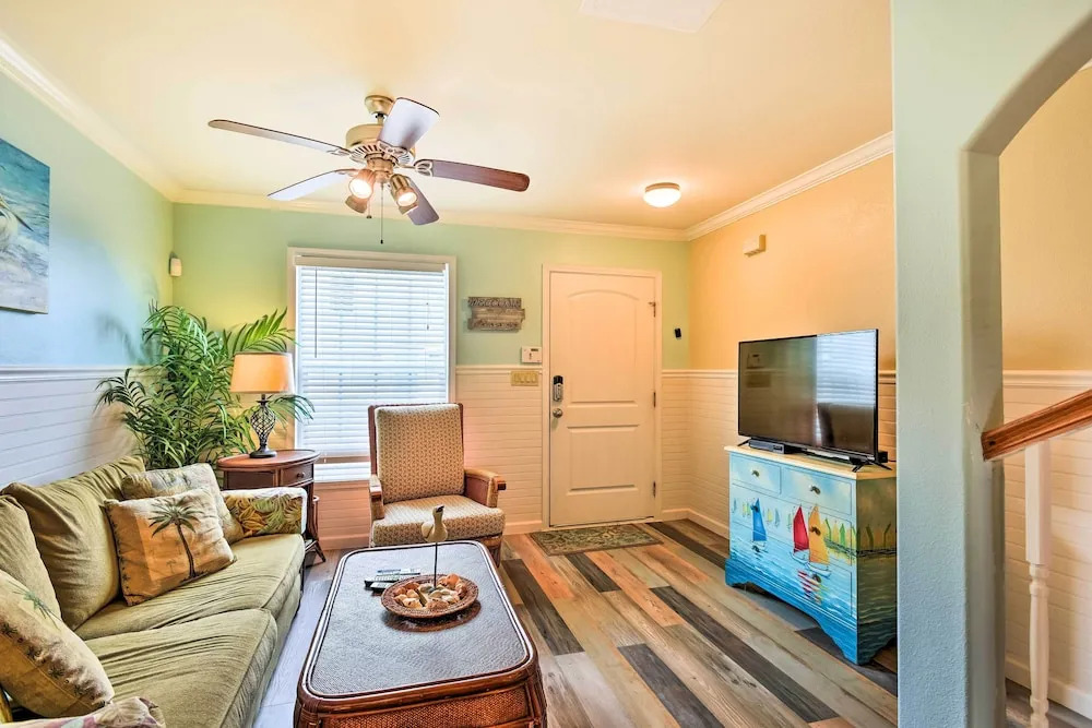 Near Beach & Golfing: Port Aransas Condo w/ Deck