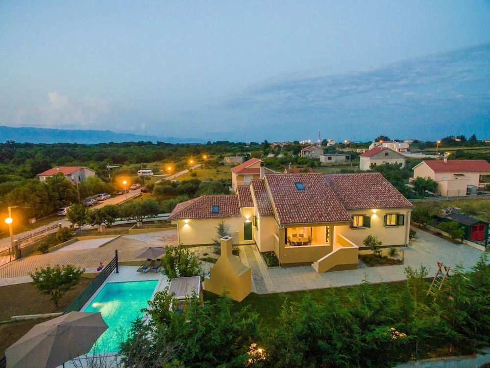 Elegant 4 Bedroom Villa With Private Swimming Pool, Nice Garden, Tennis Court