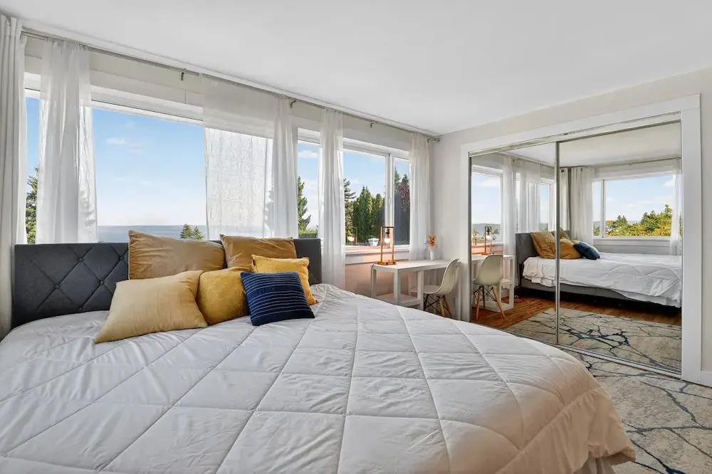 Relaxing Coastal Escape With Ocean Views 5 Bedroom Home