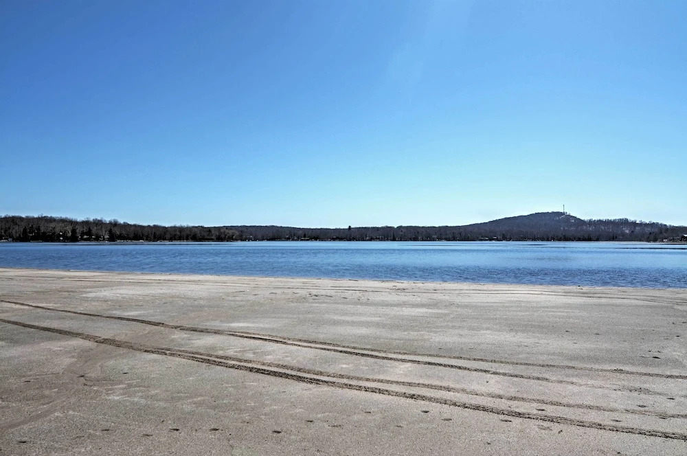 Deck & Resort Amenities: Arrowhead Lake Home!