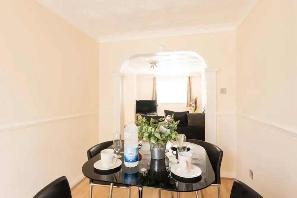 3 Bedroom House in Canning Town With Parking
