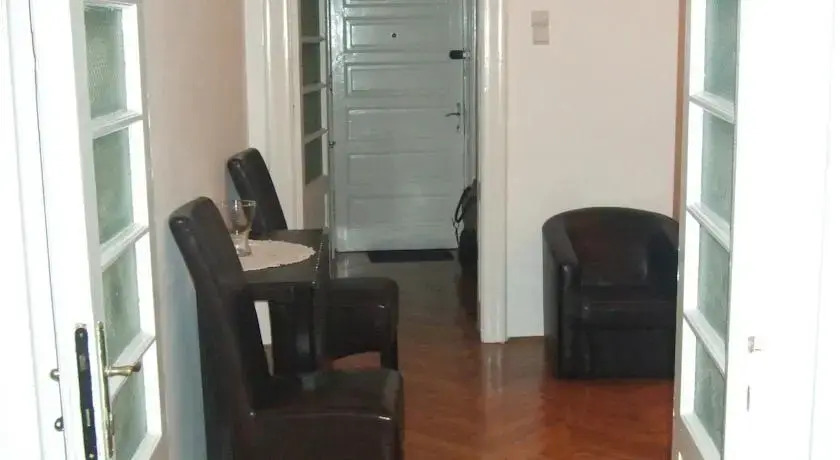 Petit Paris Hostel