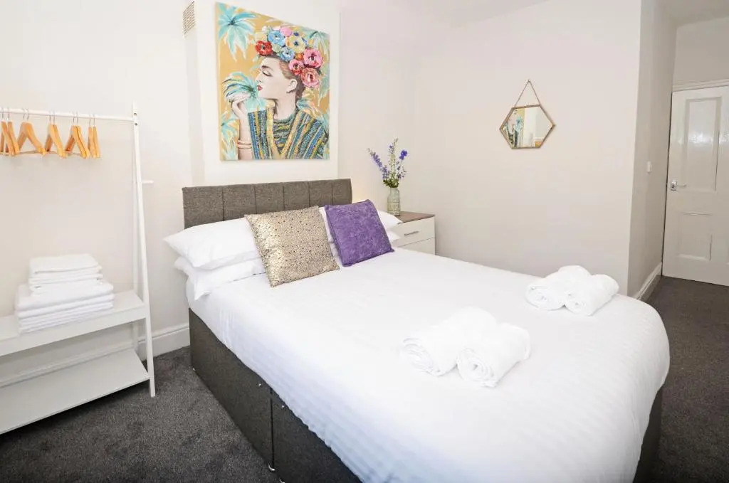 Hampton House by YourStays - 4 Bedroom House in Centre of Crewe