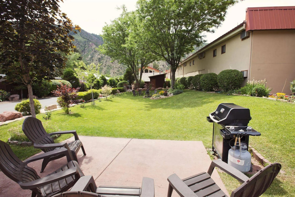 Glenwood Springs Cedar Lodge