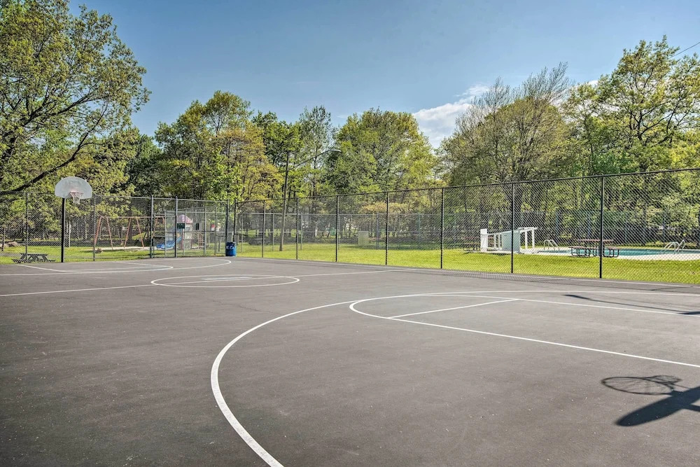 Game Room, Community Beach: Pocono Home!