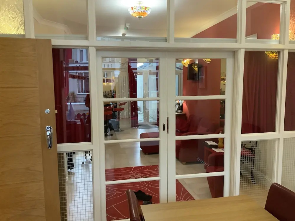 Scarlets Hotel & Jocks Bar