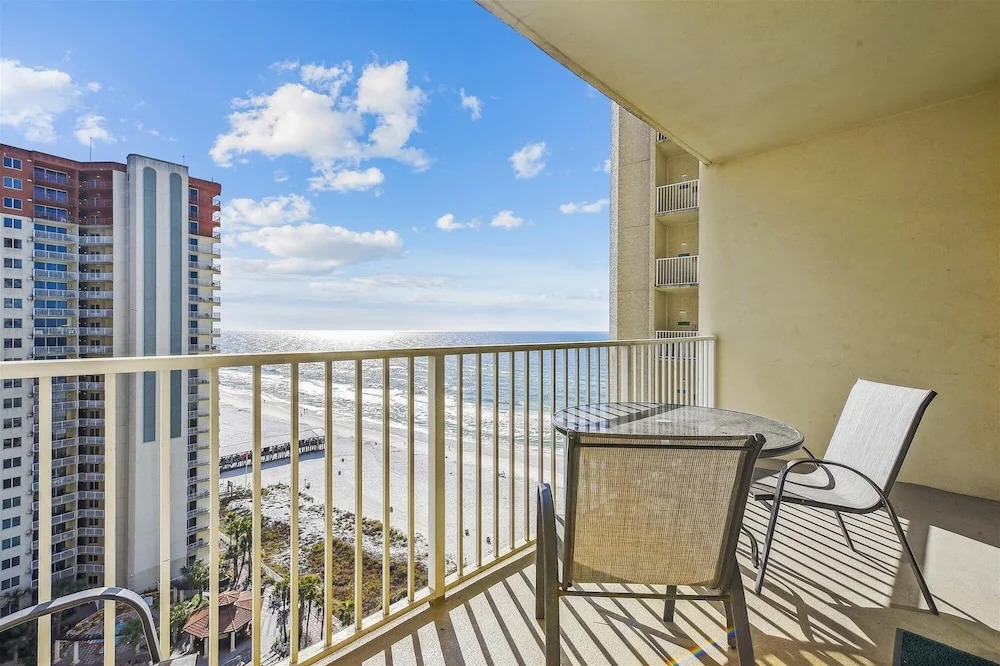 Shores Of Panama 1506, Perfect For A Great Couples Getaway! Free Fun! Reserved Parking 1 Bedroom Condo by RedAwning