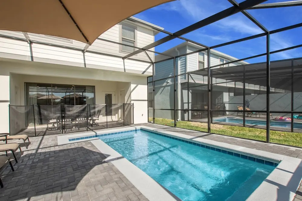5 Bed 4 Bathroom Town Home