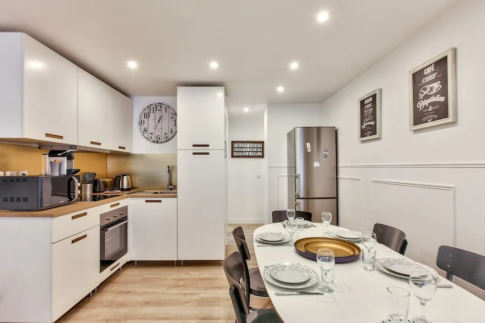 14 - Luxury Flat Eiffel Design 1