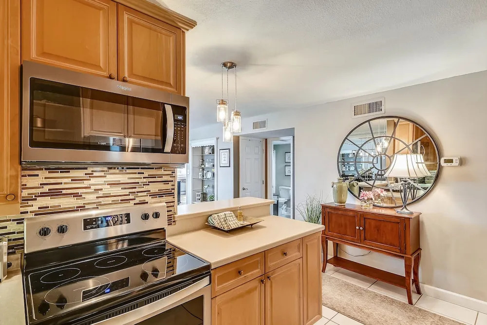 DP 202C Recently renovated 2 bedroom condo near Destin Harbor and amazing views by RedAwning