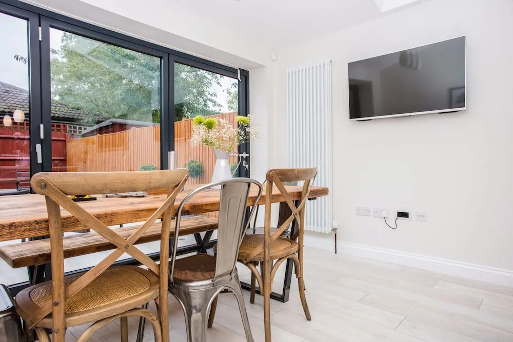 3 Bedroom Home With Skylight and Garden