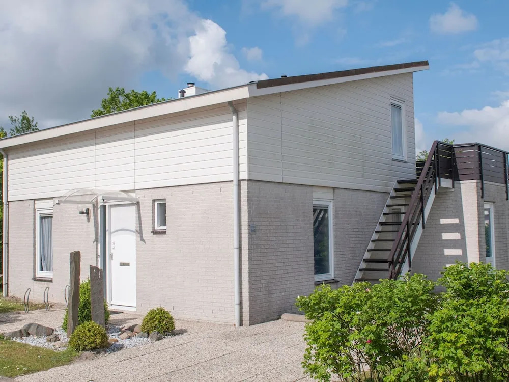 Detached villa with fireplace, beach within walking distance