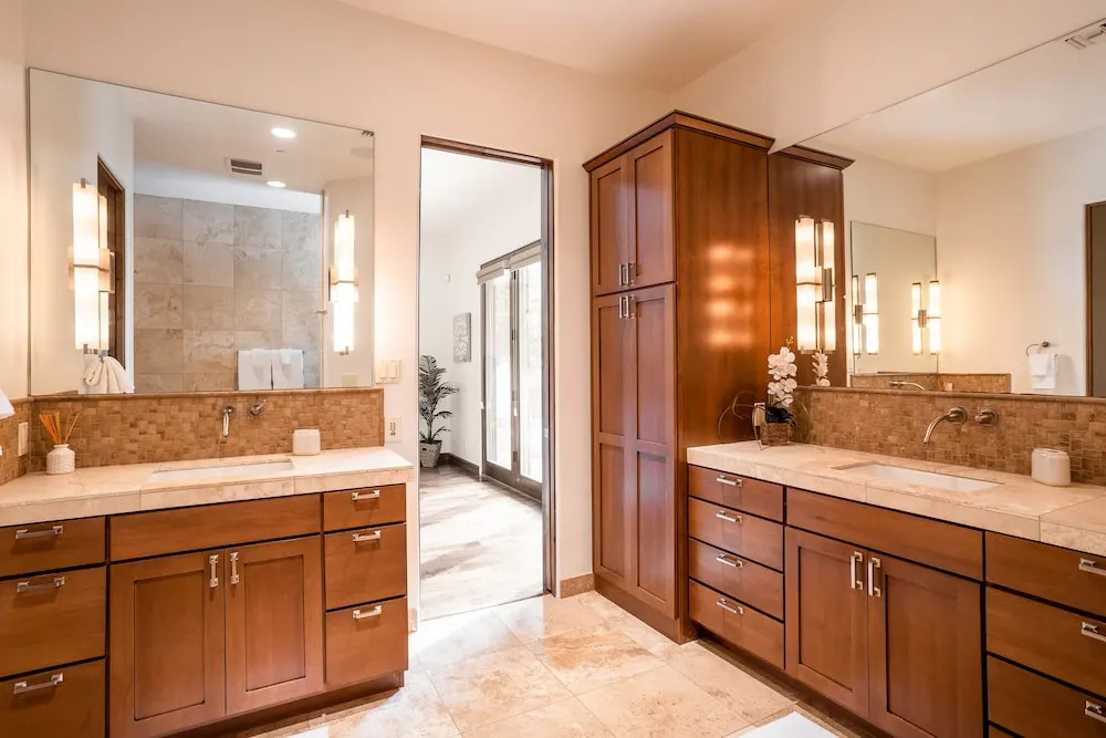 Upscale W/ Pool, Chefs Kitchen & Stables 6 Bedroom Home