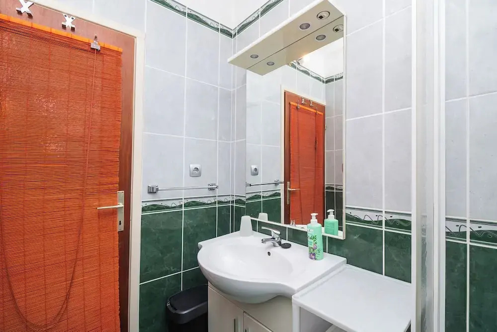 Apartment and Rooms Radojka