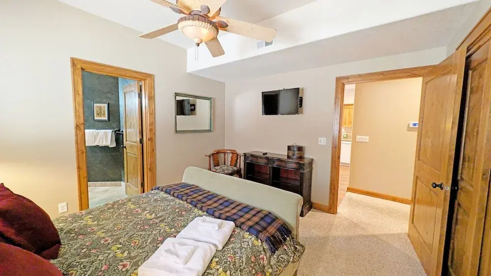 Yellow Pine 32 6 Bedroom Home