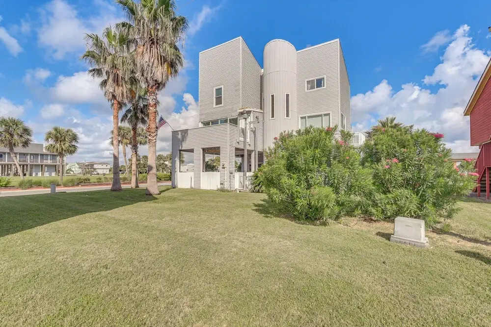 Walk to Pirates Beach - Luxe Galveston Home