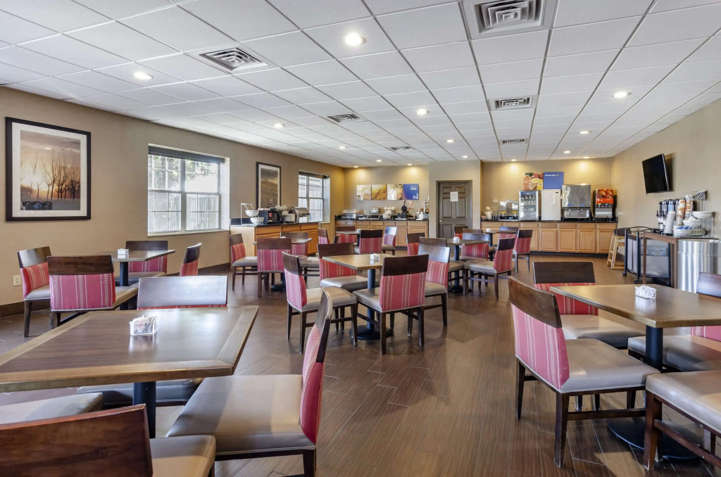 Comfort Inn & Suites Raphine - Lexington near I-81 and I-64