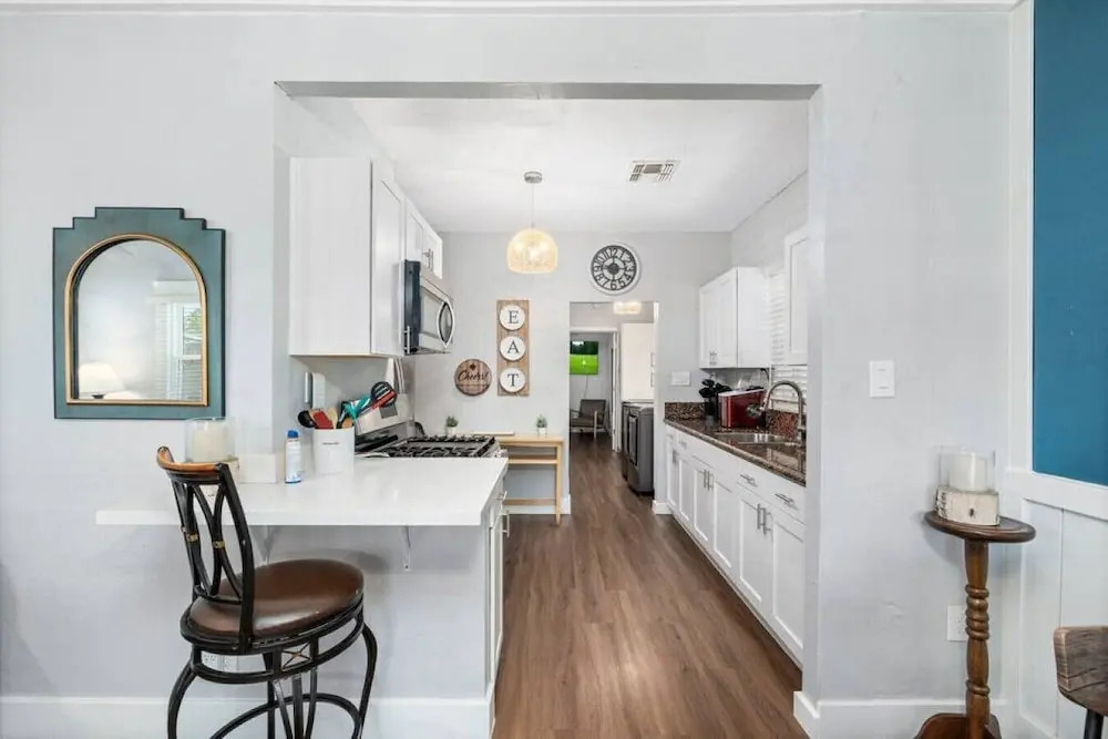 Centra Phoenix House Kingbed