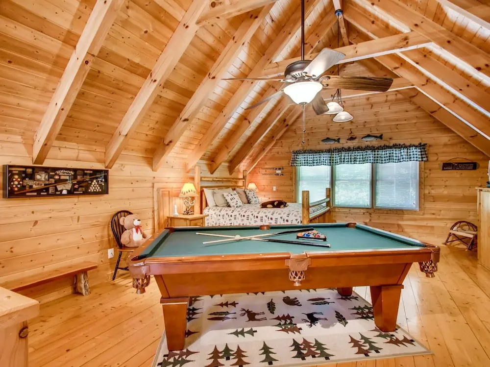 Tomahawk Lodge 3 Bedroom Cabin by RedAwning