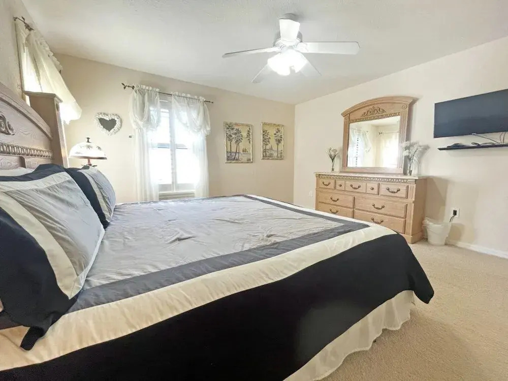 The White House 4 Bedroom Home