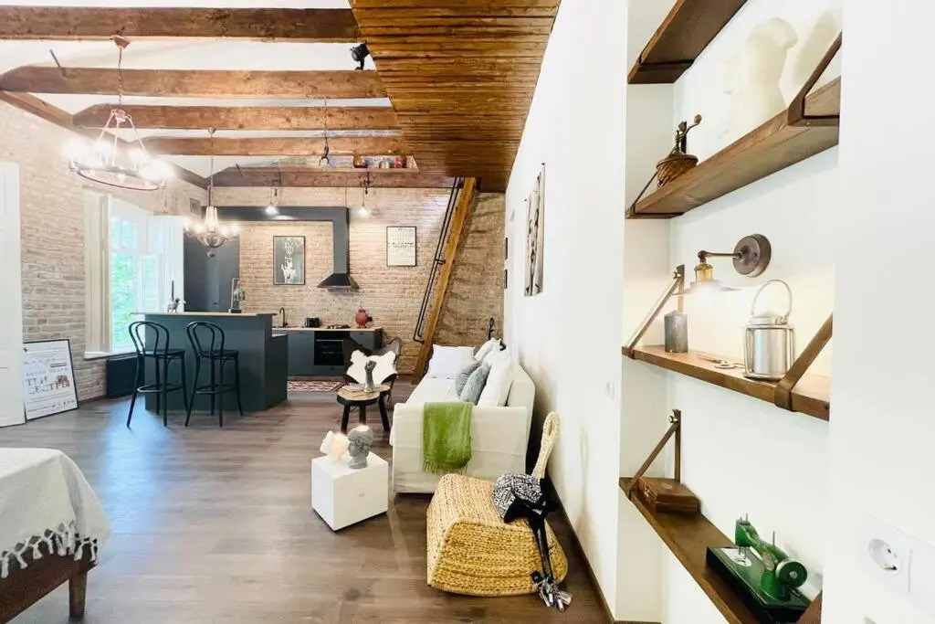 Writer's Loft w/ workspace-get inspired by comfort