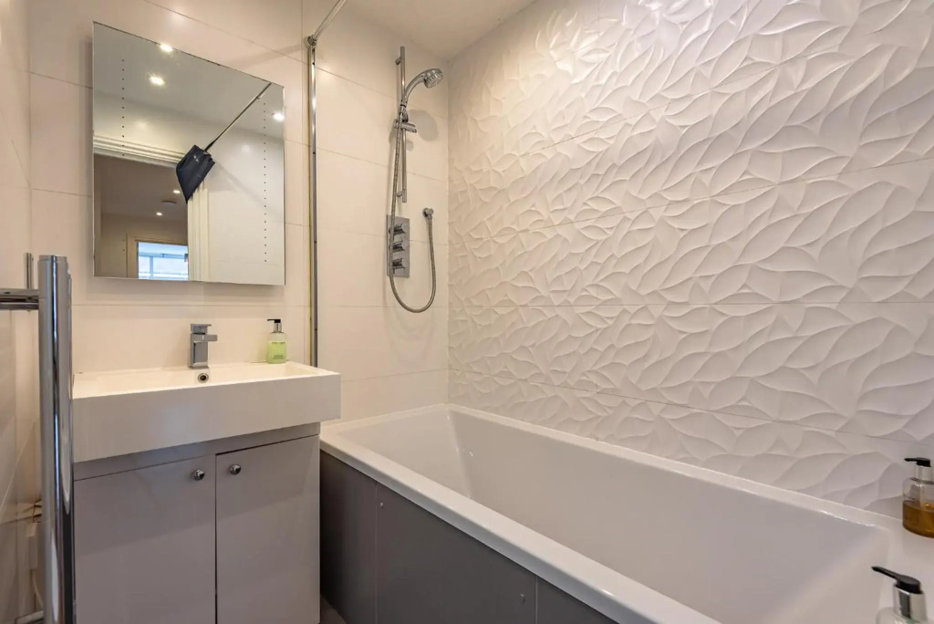 Sleeps 7 - Spacious Modern Apartment in Newbury Town Centre by JDF Property