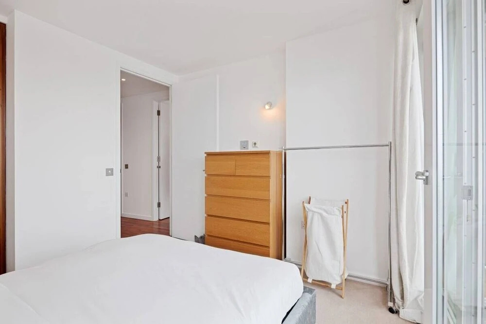 Lovely 1bed W/balcony on the River Thames