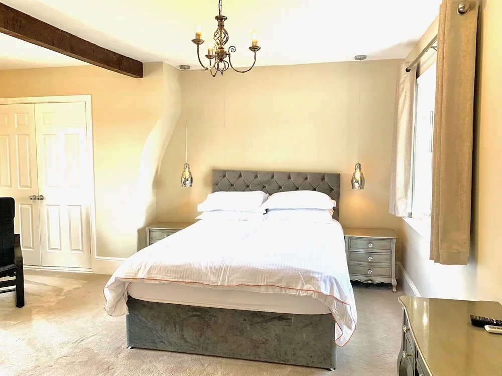 The Farmhouse - Sleeps 12 with Private Grounds