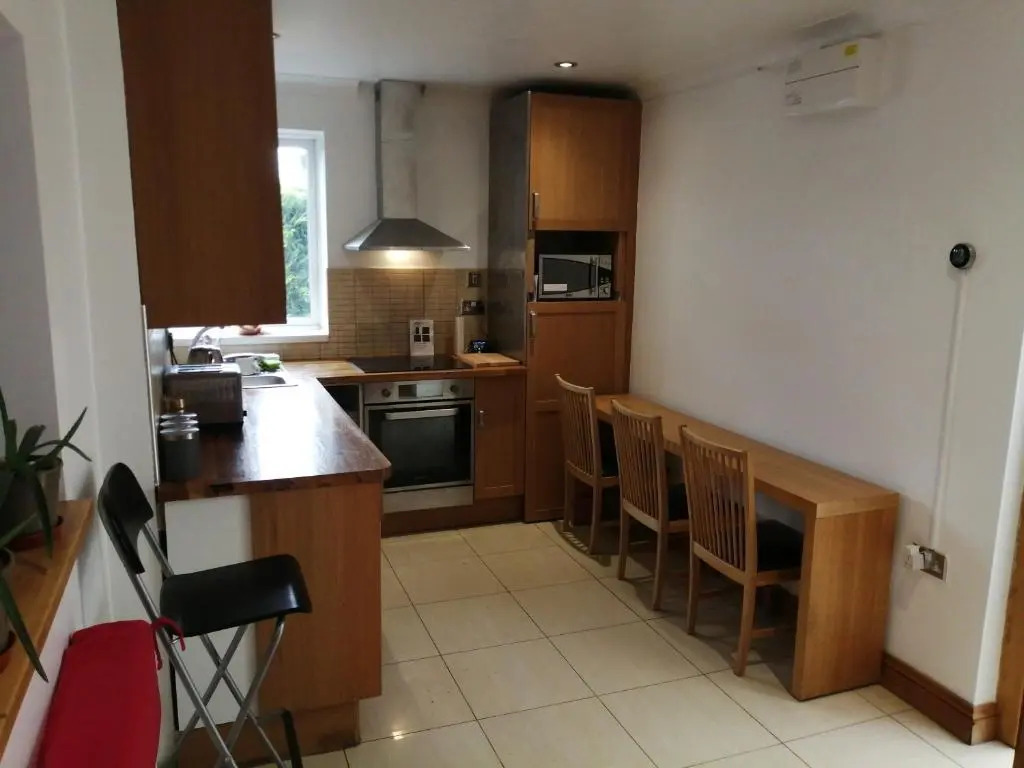4 Bed House - Sleeps 10 - Pets - Parking - Wifi