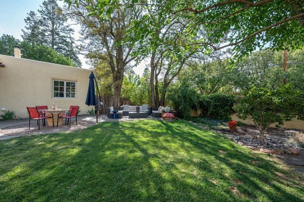 Casita de las Aves - Unbeatable Location, Spacious Yard