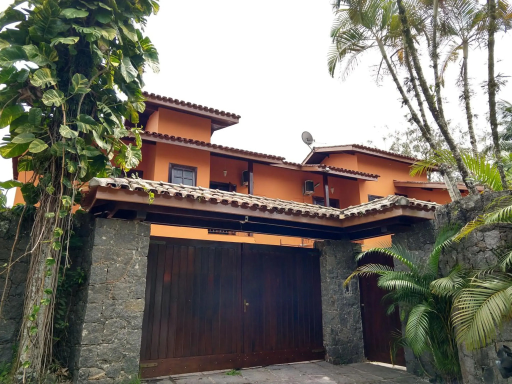 Casa 5 suítes com piscina e churrasqueira