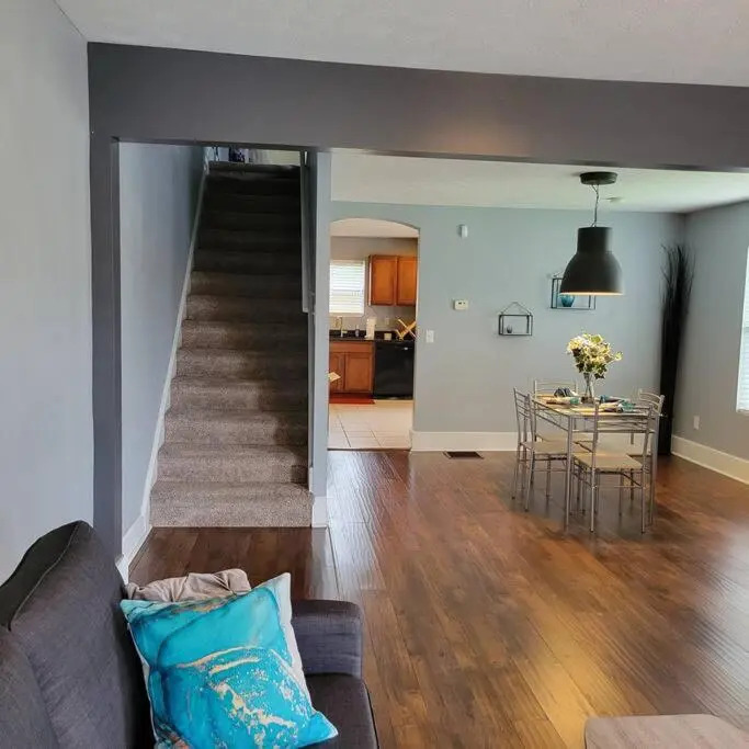 Chic City Getaway-2 bdrm twnhome, Minutes From Downtown