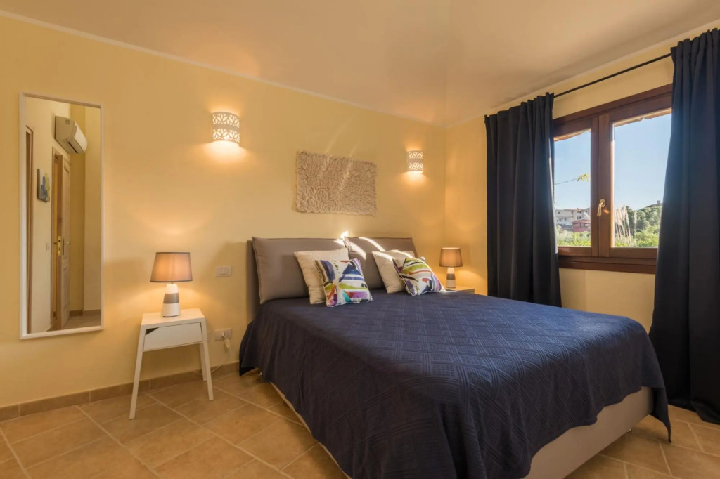 It has 2 bedrooms, 2 bathrooms, large living room with fully equipped kitchen (with microwave, dishw-Perlacea 18