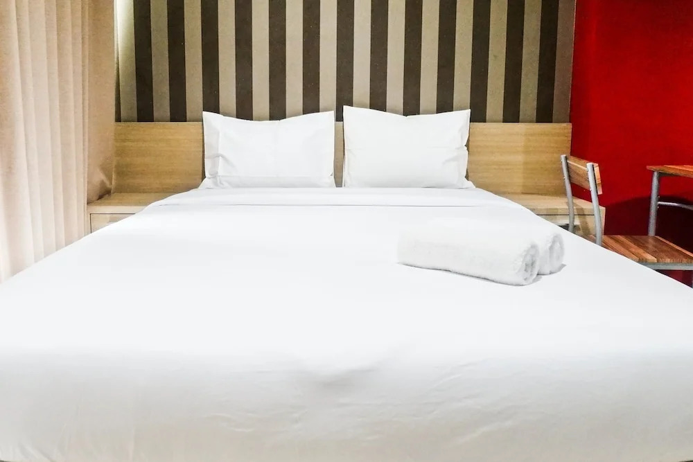Spacious Studio Room at the Square Apartment