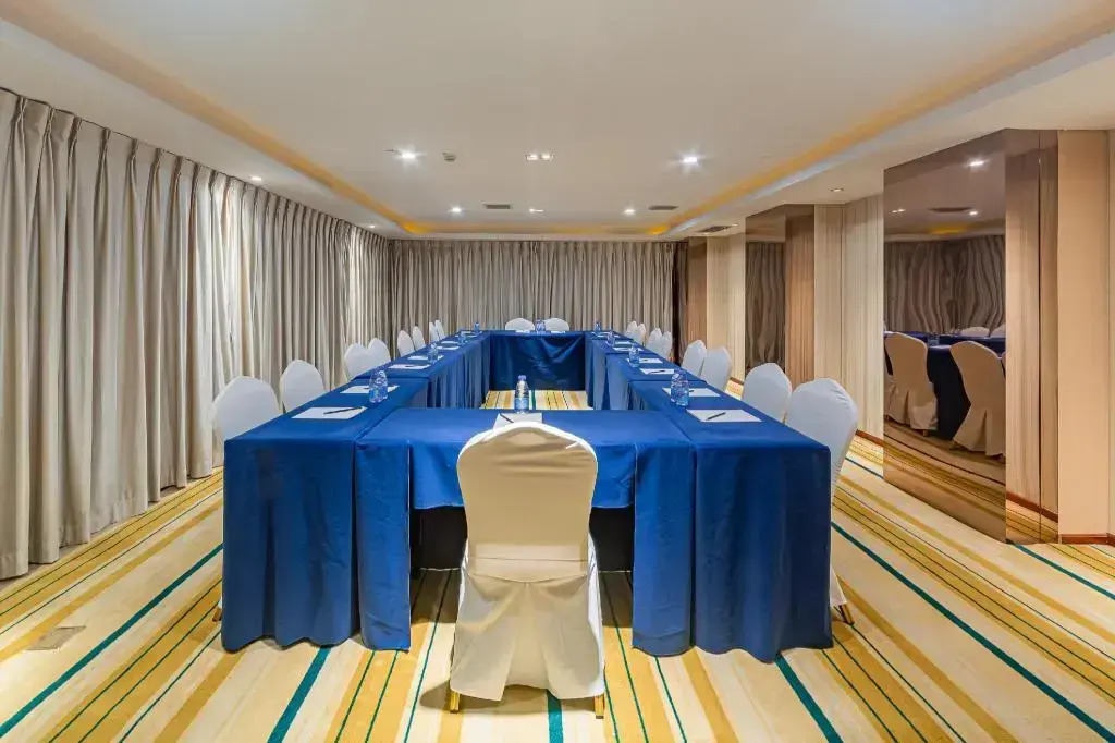 Rezen Kingtown Hotel (Chongqing Liangping)