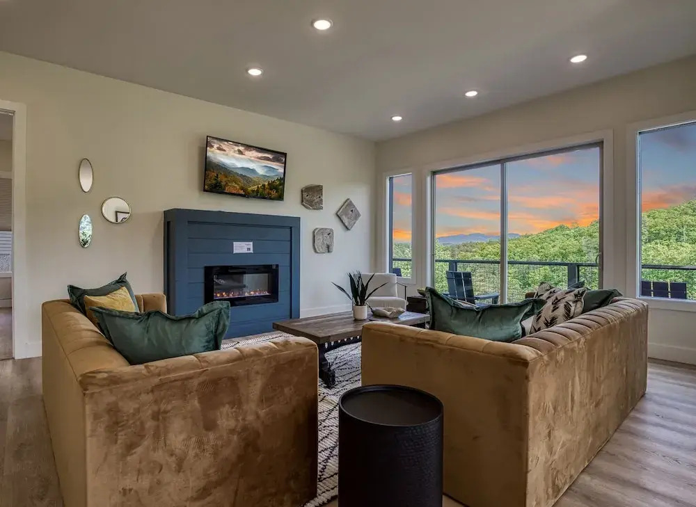 Panoramic Paradise 4 Bedroom Cabin by RedAwning