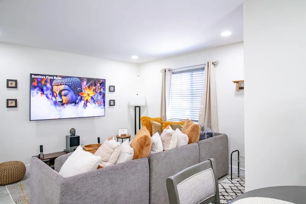 Good Vibes Oasis- Cozy Townhome With Parking