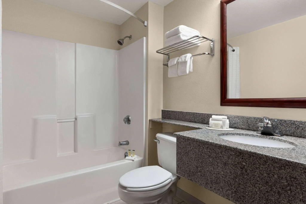 Super 8 by Wyndham Germantown/Milwaukee