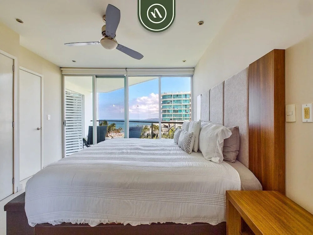 Oceanview 2 BR Condo - Beachclub - Pool - Ocean
