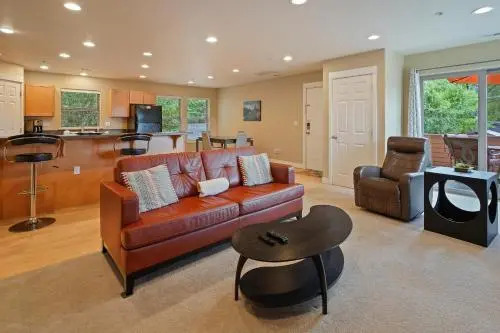 Downtowner-AC-2BR/1BA