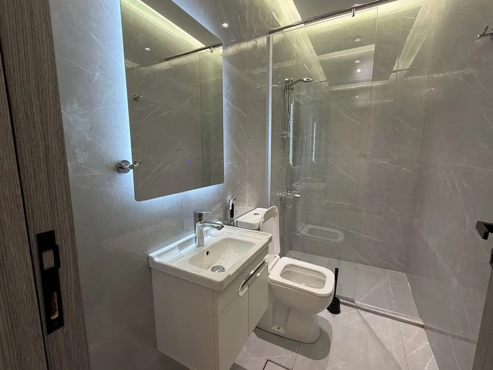 005 JRE Apartment With Stunning Boulevard Veiw