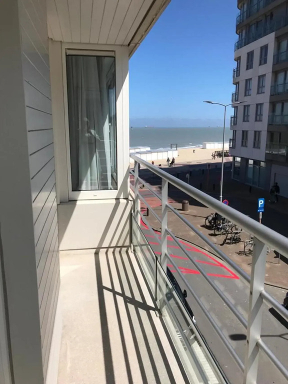 NDC apartment 5 meters from the beach with side sea view in the heart of Knokke